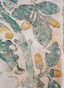 Gut erhaltene Rankenmalereien in den Gewölben