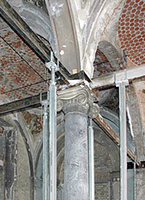 Mittelalterliche Saal mit zwei vollständig erneuerten Gewölbejochen
